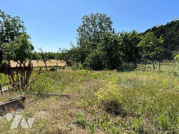 Maison d'habitation comprenant : séjour, salon, 2 chambres, cuisine, salle de bains, jardin, garage.