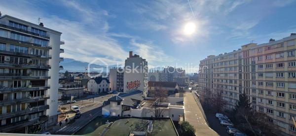 Découvrez  avec SABRINA FONTENOY (ei), cet appartement situé dans un quartier dynamique de Grenoble, offrant un cadre de vie agréable et tout à portée de main. Idéal pour les citadins en quête de proximité urbaine et de commodités accessibles.

Avec ses 65,19 m², cet appartement propose 3 pièces dont 2 chambres confortables, niché au 5ème d’un immeuble de 7 étages. 
Jolie particularité, il inclut un balcon pour profiter pleinement des beaux jours. 

Les atouts se poursuivent avec une cave et un parking, rare en centre-ville.

L’espace intérieur, bien agencé, nécessite quelques travaux ce qui laisse une belle opportunité pour la personnalisation. 

Proche transport, commerces, et écoles, c'est le choix parfait pour donner vie à vos projets.

Contactez Sabrina FONTENOY pour plus de détails.