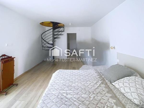 5 pièces - 145 m² habitables (env) et 65 m² a aménager en appartement, espace professionnel, chambres..