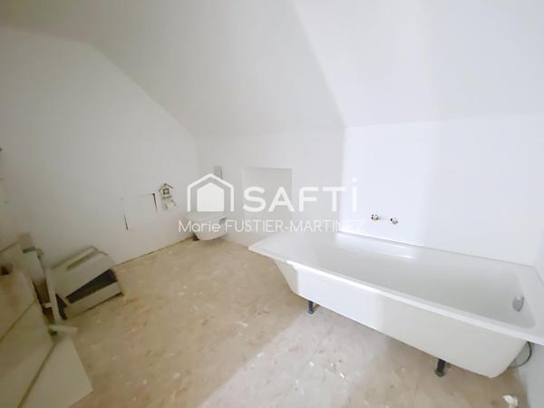 5 pièces - 145 m² habitables (env) et 65 m² a aménager en appartement, espace professionnel, chambres..