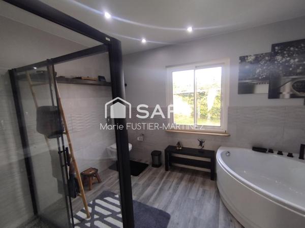 5 pièces - 145 m² habitables (env) et 65 m² a aménager en appartement, espace professionnel, chambres..