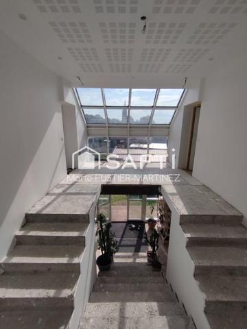 5 pièces - 145 m² habitables (env) et 65 m² a aménager en appartement, espace professionnel, chambres..