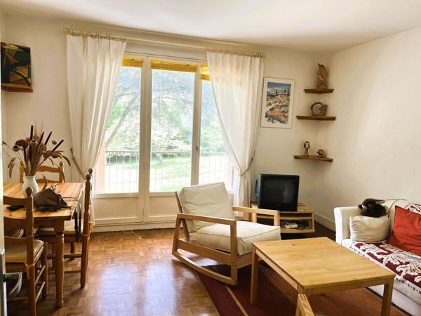 Appartement deux chambres avec balcon et stationnement privatif