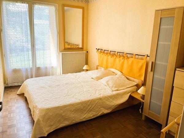 Appartement deux chambres avec balcon et stationnement privatif
