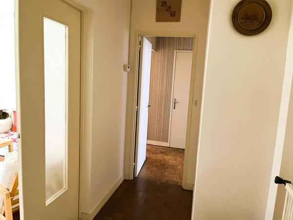 Appartement deux chambres avec balcon et stationnement privatif