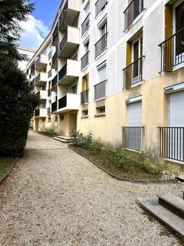 Appartement deux chambres avec balcon et stationnement privatif