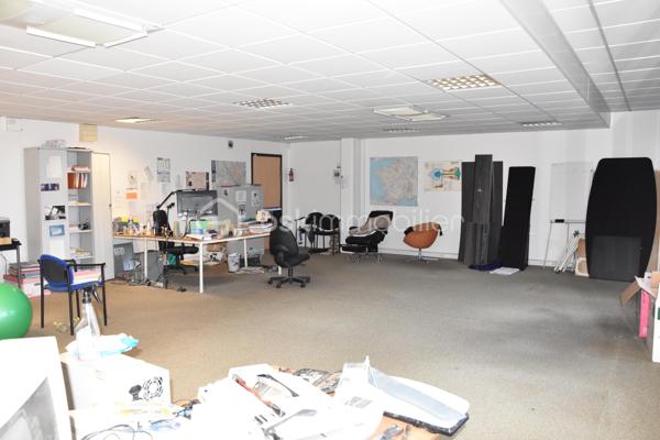 LOCAL DE BUREAU - Idéalement  situé - gare EVRY COURCOURONNES  TRAM T 12 MASSY - EVRY proche N7 - A6 - Francilienne.
Je vous propose ce local de bureau de 131 m² dans un immeuble de 2004, bien entretenu et sécurisé. Plateau de 125m² avec un local technique de 6m².
Climatisation, Place de stationnement privative en extérieure.
