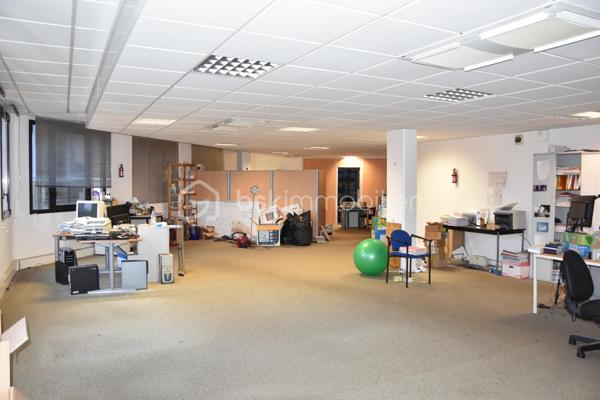 LOCAL DE BUREAU - Idéalement  situé - gare EVRY COURCOURONNES  TRAM T 12 MASSY - EVRY proche N7 - A6 - Francilienne.
Je vous propose ce local de bureau de 131 m² dans un immeuble de 2004, bien entretenu et sécurisé. Plateau de 125m² avec un local technique de 6m².
Climatisation, Place de stationnement privative en extérieure.