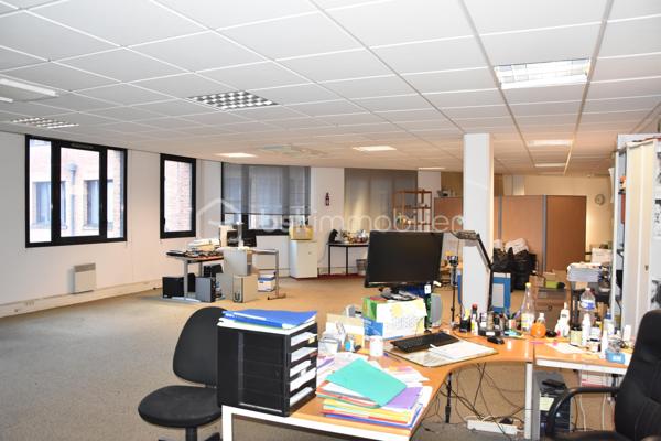 LOCAL DE BUREAU - Idéalement  situé - gare EVRY COURCOURONNES  TRAM T 12 MASSY - EVRY proche N7 - A6 - Francilienne.
Je vous propose ce local de bureau de 131 m² dans un immeuble de 2004, bien entretenu et sécurisé. Plateau de 125m² avec un local technique de 6m².
Climatisation, Place de stationnement privative en extérieure.