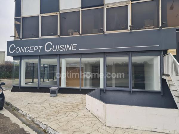 Local commercial de 197 m2 avec bureau et parking à louer à Orgeval au bord de la RN 13