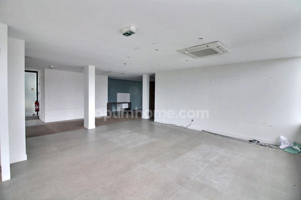 Local commercial de 197 m2 avec bureau et parking à louer à Orgeval au bord de la RN 13