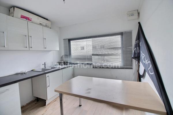 Local commercial de 197 m2 avec bureau et parking à louer à Orgeval au bord de la RN 13