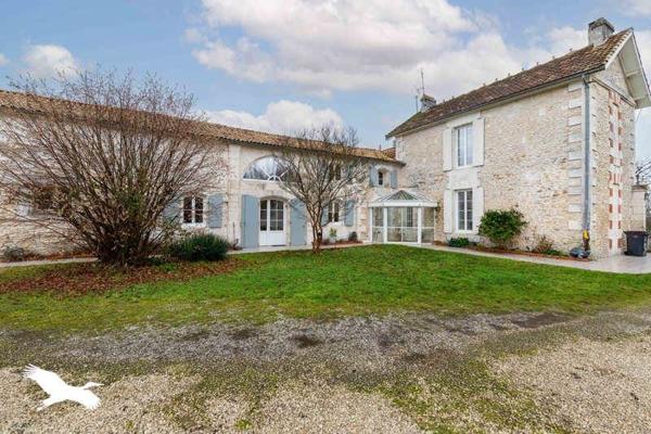 Maison à vendre |  Roullet-Saint-Estèphe |  8 pièces | 303 m²