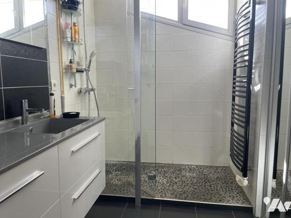 VILLA AVEC PISCINE BEAU JARDIN