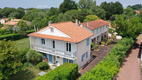 Immeuble à Saint Palais Sur Mer : 2 niveaux, 7 appartements T3, T2, terrain environ 1 120m²