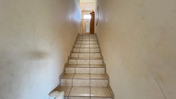 Immeuble à Saint Palais Sur Mer : 2 niveaux, 7 appartements T3, T2, terrain environ 1 120m²