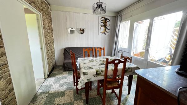 Immeuble à Saint Palais Sur Mer : 2 niveaux, 7 appartements T3, T2, terrain environ 1 120m²