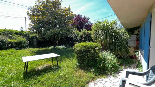 Immeuble à Saint Palais Sur Mer : 2 niveaux, 7 appartements T3, T2, terrain environ 1 120m²