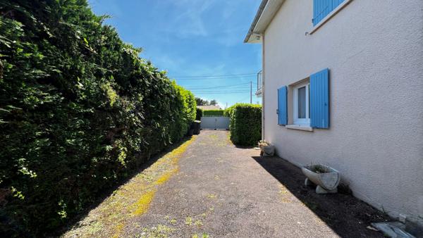 Immeuble à Saint Palais Sur Mer : 2 niveaux, 7 appartements T3, T2, terrain environ 1 120m²