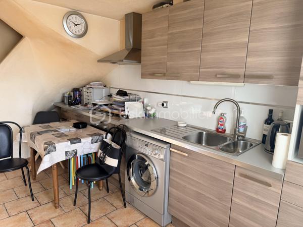 NOUVEAU !  
Idéalement situé sur un emplacement stratégique avec une excellente visibilité, ce bien représente une véritable opportunité
Que se soit en espace d'habitation ou encore en projet de commerce.
Il se compose d’un local commercial d’environ 25 m² avec compteur triphasé, D’un appartement de 50 m² entièrement rénové, pouvant être réaménagé selon vos besoins, un séjour chaleureux et lumineux, une cuisine équipée, une chambre confortable, une salle de bain fonctionnelle, une place de stationnement privative
TOUS COMMERCES est autorisés.
Que vous soyez un couple, un investisseur, un commerçant ou entrepreneur, ce bien offre de nombreuses possibilités d’exploitation.

📞 Une belle opportunité à découvrir sans tarder ! Contactez-moi pour organiser une visite.