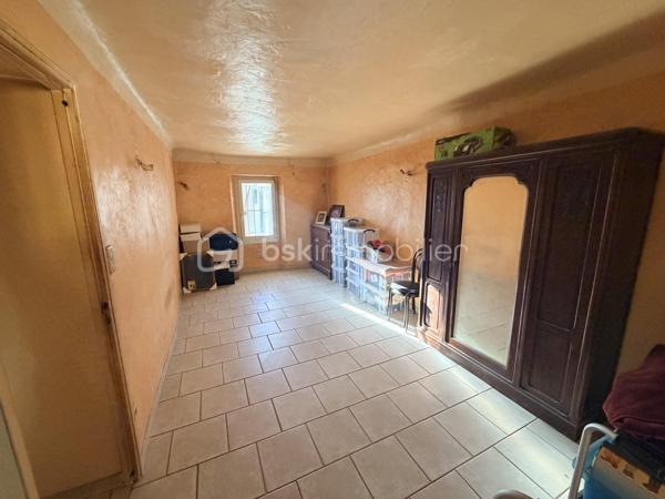 NOUVEAU !  
Idéalement situé sur un emplacement stratégique avec une excellente visibilité, ce bien représente une véritable opportunité
Que se soit en espace d'habitation ou encore en projet de commerce.
Il se compose d’un local commercial d’environ 25 m² avec compteur triphasé, D’un appartement de 50 m² entièrement rénové, pouvant être réaménagé selon vos besoins, un séjour chaleureux et lumineux, une cuisine équipée, une chambre confortable, une salle de bain fonctionnelle, une place de stationnement privative
TOUS COMMERCES est autorisés.
Que vous soyez un couple, un investisseur, un commerçant ou entrepreneur, ce bien offre de nombreuses possibilités d’exploitation.

📞 Une belle opportunité à découvrir sans tarder ! Contactez-moi pour organiser une visite.