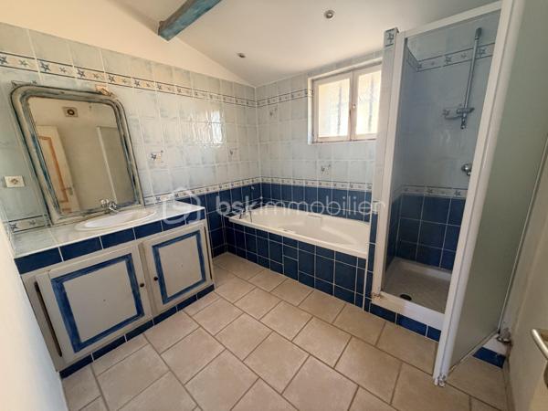 NOUVEAU !  
Idéalement situé sur un emplacement stratégique avec une excellente visibilité, ce bien représente une véritable opportunité
Que se soit en espace d'habitation ou encore en projet de commerce.
Il se compose d’un local commercial d’environ 25 m² avec compteur triphasé, D’un appartement de 50 m² entièrement rénové, pouvant être réaménagé selon vos besoins, un séjour chaleureux et lumineux, une cuisine équipée, une chambre confortable, une salle de bain fonctionnelle, une place de stationnement privative
TOUS COMMERCES est autorisés.
Que vous soyez un couple, un investisseur, un commerçant ou entrepreneur, ce bien offre de nombreuses possibilités d’exploitation.

📞 Une belle opportunité à découvrir sans tarder ! Contactez-moi pour organiser une visite.