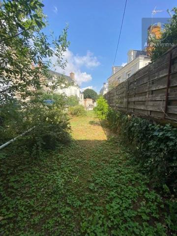 Vente                                                      Maison de ville
                        
                     11 pièces                      150 m2                     à Beaugency