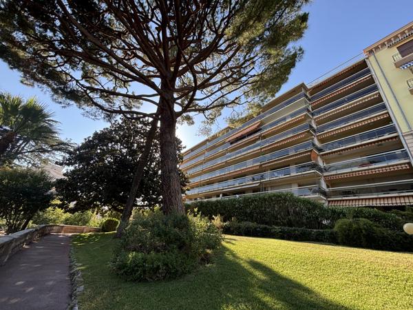 Appartement
         2 pièces
        - 58 m² 450 000 € *