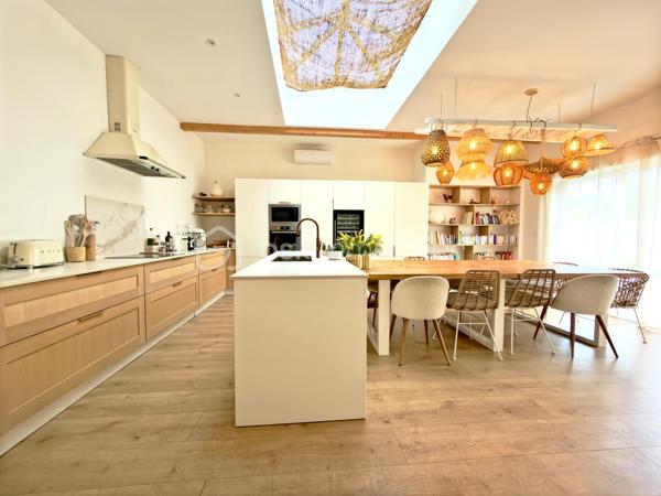 Exclusivité et Prestations Haut de Gamme - Proche centre ville - 5 min à pied du Lycée Notre Dame 
J'ai le plaisir de vous présenter cette somptueuse propriété de 240m² habitables nichée sur une parcelle clôturée de 785m².
Cette maison des années 50 a bénéficié en 2024 d'une spectaculaire extension de 110m² à toits plats, apportant une touche architecturale résolument moderne.
Les prestations intérieures ( de plain-pied 240m² habitables ) :
- Un espace de vie majestueux de plus de 60m², doté d'une grande verrière façon toit cathédrale qui baigne l'espace d'une luminosité exceptionnelle.
- Une cuisine splendide et ultra-équipée, dotée d'un électroménager haut de gamme et d'une très grande table repas intégrée. La décoration intérieure y est extrêmement soignée.
- Un coin bureau dans l'entrée disposant de grands placards intégrés sur mesure et de belle qualité.
- 6 chambres spacieuses dont 2 avec salle d'eau, un nombre idéal pour une famille nombreuse ou recomposée. En fonction de vos besoins, une ou plusieurs chambres peuvent être lieux de sport, de jeux ou de travail.
- Une salle d'eau commune en grande partie composée de travertin, matériau noble.
- Chauffage au gaz de ville dans le coin nuit et climatisation réversible pour un confort thermique optimal.
Les extérieurs :
- Une magnifique terrasse en bois idéale pour des moments partagés
- Sortie terrasse intime pour l'une des chambres
- Une jolie piscine avec un bel espace pour se détendre autour
- Du gazon synthétique de qualité supérieure posé par un professionnel
- Parking pouvant accueillir plusieurs véhicules
Bien rare sur le marché, s'adressant à une clientèle en quête de confort absolu, de volumes et de modernité. Proche du centre ville à pied et de toutes les commodités de Castres.
Ne tardez pas à demander une visite !