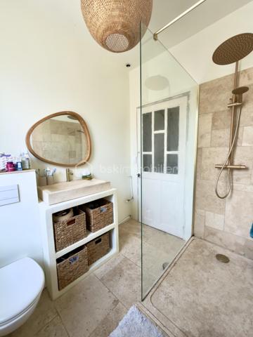 Exclusivité et Prestations Haut de Gamme - Proche centre ville - 5 min à pied du Lycée Notre Dame 
J'ai le plaisir de vous présenter cette somptueuse propriété de 240m² habitables nichée sur une parcelle clôturée de 785m².
Cette maison des années 50 a bénéficié en 2024 d'une spectaculaire extension de 110m² à toits plats, apportant une touche architecturale résolument moderne.
Les prestations intérieures ( de plain-pied 240m² habitables ) :
- Un espace de vie majestueux de plus de 60m², doté d'une grande verrière façon toit cathédrale qui baigne l'espace d'une luminosité exceptionnelle.
- Une cuisine splendide et ultra-équipée, dotée d'un électroménager haut de gamme et d'une très grande table repas intégrée. La décoration intérieure y est extrêmement soignée.
- Un coin bureau dans l'entrée disposant de grands placards intégrés sur mesure et de belle qualité.
- 6 chambres spacieuses dont 2 avec salle d'eau, un nombre idéal pour une famille nombreuse ou recomposée. En fonction de vos besoins, une ou plusieurs chambres peuvent être lieux de sport, de jeux ou de travail.
- Une salle d'eau commune en grande partie composée de travertin, matériau noble.
- Chauffage au gaz de ville dans le coin nuit et climatisation réversible pour un confort thermique optimal.
Les extérieurs :
- Une magnifique terrasse en bois idéale pour des moments partagés
- Sortie terrasse intime pour l'une des chambres
- Une jolie piscine avec un bel espace pour se détendre autour
- Du gazon synthétique de qualité supérieure posé par un professionnel
- Parking pouvant accueillir plusieurs véhicules
Bien rare sur le marché, s'adressant à une clientèle en quête de confort absolu, de volumes et de modernité. Proche du centre ville à pied et de toutes les commodités de Castres.
Ne tardez pas à demander une visite !