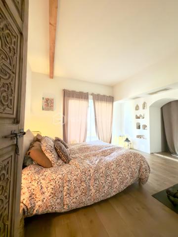 Exclusivité et Prestations Haut de Gamme - Proche centre ville - 5 min à pied du Lycée Notre Dame 
J'ai le plaisir de vous présenter cette somptueuse propriété de 240m² habitables nichée sur une parcelle clôturée de 785m².
Cette maison des années 50 a bénéficié en 2024 d'une spectaculaire extension de 110m² à toits plats, apportant une touche architecturale résolument moderne.
Les prestations intérieures ( de plain-pied 240m² habitables ) :
- Un espace de vie majestueux de plus de 60m², doté d'une grande verrière façon toit cathédrale qui baigne l'espace d'une luminosité exceptionnelle.
- Une cuisine splendide et ultra-équipée, dotée d'un électroménager haut de gamme et d'une très grande table repas intégrée. La décoration intérieure y est extrêmement soignée.
- Un coin bureau dans l'entrée disposant de grands placards intégrés sur mesure et de belle qualité.
- 6 chambres spacieuses dont 2 avec salle d'eau, un nombre idéal pour une famille nombreuse ou recomposée. En fonction de vos besoins, une ou plusieurs chambres peuvent être lieux de sport, de jeux ou de travail.
- Une salle d'eau commune en grande partie composée de travertin, matériau noble.
- Chauffage au gaz de ville dans le coin nuit et climatisation réversible pour un confort thermique optimal.
Les extérieurs :
- Une magnifique terrasse en bois idéale pour des moments partagés
- Sortie terrasse intime pour l'une des chambres
- Une jolie piscine avec un bel espace pour se détendre autour
- Du gazon synthétique de qualité supérieure posé par un professionnel
- Parking pouvant accueillir plusieurs véhicules
Bien rare sur le marché, s'adressant à une clientèle en quête de confort absolu, de volumes et de modernité. Proche du centre ville à pied et de toutes les commodités de Castres.
Ne tardez pas à demander une visite !