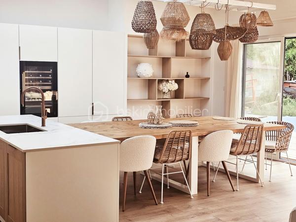 Exclusivité et Prestations Haut de Gamme - Proche centre ville - 5 min à pied du Lycée Notre Dame 
J'ai le plaisir de vous présenter cette somptueuse propriété de 240m² habitables nichée sur une parcelle clôturée de 785m².
Cette maison des années 50 a bénéficié en 2024 d'une spectaculaire extension de 110m² à toits plats, apportant une touche architecturale résolument moderne.
Les prestations intérieures ( de plain-pied 240m² habitables ) :
- Un espace de vie majestueux de plus de 60m², doté d'une grande verrière façon toit cathédrale qui baigne l'espace d'une luminosité exceptionnelle.
- Une cuisine splendide et ultra-équipée, dotée d'un électroménager haut de gamme et d'une très grande table repas intégrée. La décoration intérieure y est extrêmement soignée.
- Un coin bureau dans l'entrée disposant de grands placards intégrés sur mesure et de belle qualité.
- 6 chambres spacieuses dont 2 avec salle d'eau, un nombre idéal pour une famille nombreuse ou recomposée. En fonction de vos besoins, une ou plusieurs chambres peuvent être lieux de sport, de jeux ou de travail.
- Une salle d'eau commune en grande partie composée de travertin, matériau noble.
- Chauffage au gaz de ville dans le coin nuit et climatisation réversible pour un confort thermique optimal.
Les extérieurs :
- Une magnifique terrasse en bois idéale pour des moments partagés
- Sortie terrasse intime pour l'une des chambres
- Une jolie piscine avec un bel espace pour se détendre autour
- Du gazon synthétique de qualité supérieure posé par un professionnel
- Parking pouvant accueillir plusieurs véhicules
Bien rare sur le marché, s'adressant à une clientèle en quête de confort absolu, de volumes et de modernité. Proche du centre ville à pied et de toutes les commodités de Castres.
Ne tardez pas à demander une visite !