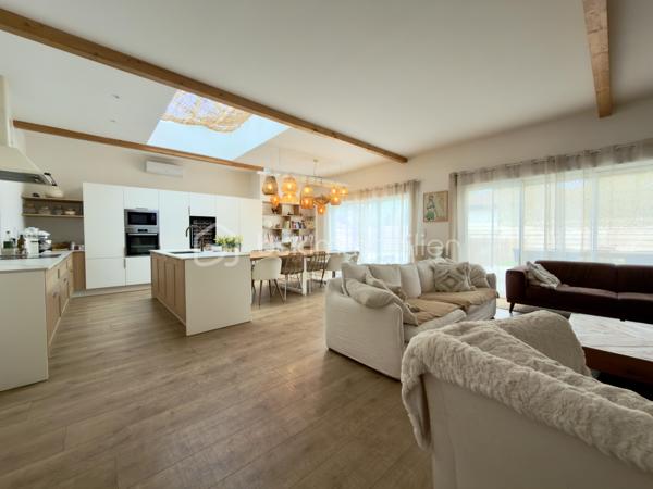 Exclusivité et Prestations Haut de Gamme - Proche centre ville - 5 min à pied du Lycée Notre Dame 
J'ai le plaisir de vous présenter cette somptueuse propriété de 240m² habitables nichée sur une parcelle clôturée de 785m².
Cette maison des années 50 a bénéficié en 2024 d'une spectaculaire extension de 110m² à toits plats, apportant une touche architecturale résolument moderne.
Les prestations intérieures ( de plain-pied 240m² habitables ) :
- Un espace de vie majestueux de plus de 60m², doté d'une grande verrière façon toit cathédrale qui baigne l'espace d'une luminosité exceptionnelle.
- Une cuisine splendide et ultra-équipée, dotée d'un électroménager haut de gamme et d'une très grande table repas intégrée. La décoration intérieure y est extrêmement soignée.
- Un coin bureau dans l'entrée disposant de grands placards intégrés sur mesure et de belle qualité.
- 6 chambres spacieuses dont 2 avec salle d'eau, un nombre idéal pour une famille nombreuse ou recomposée. En fonction de vos besoins, une ou plusieurs chambres peuvent être lieux de sport, de jeux ou de travail.
- Une salle d'eau commune en grande partie composée de travertin, matériau noble.
- Chauffage au gaz de ville dans le coin nuit et climatisation réversible pour un confort thermique optimal.
Les extérieurs :
- Une magnifique terrasse en bois idéale pour des moments partagés
- Sortie terrasse intime pour l'une des chambres
- Une jolie piscine avec un bel espace pour se détendre autour
- Du gazon synthétique de qualité supérieure posé par un professionnel
- Parking pouvant accueillir plusieurs véhicules
Bien rare sur le marché, s'adressant à une clientèle en quête de confort absolu, de volumes et de modernité. Proche du centre ville à pied et de toutes les commodités de Castres.
Ne tardez pas à demander une visite !