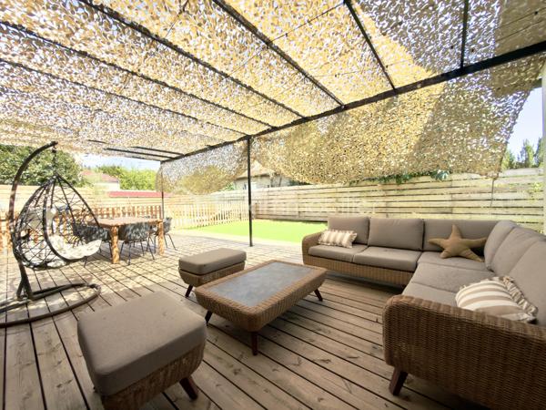 Exclusivité et Prestations Haut de Gamme - Proche centre ville - 5 min à pied du Lycée Notre Dame 
J'ai le plaisir de vous présenter cette somptueuse propriété de 240m² habitables nichée sur une parcelle clôturée de 785m².
Cette maison des années 50 a bénéficié en 2024 d'une spectaculaire extension de 110m² à toits plats, apportant une touche architecturale résolument moderne.
Les prestations intérieures ( de plain-pied 240m² habitables ) :
- Un espace de vie majestueux de plus de 60m², doté d'une grande verrière façon toit cathédrale qui baigne l'espace d'une luminosité exceptionnelle.
- Une cuisine splendide et ultra-équipée, dotée d'un électroménager haut de gamme et d'une très grande table repas intégrée. La décoration intérieure y est extrêmement soignée.
- Un coin bureau dans l'entrée disposant de grands placards intégrés sur mesure et de belle qualité.
- 6 chambres spacieuses dont 2 avec salle d'eau, un nombre idéal pour une famille nombreuse ou recomposée. En fonction de vos besoins, une ou plusieurs chambres peuvent être lieux de sport, de jeux ou de travail.
- Une salle d'eau commune en grande partie composée de travertin, matériau noble.
- Chauffage au gaz de ville dans le coin nuit et climatisation réversible pour un confort thermique optimal.
Les extérieurs :
- Une magnifique terrasse en bois idéale pour des moments partagés
- Sortie terrasse intime pour l'une des chambres
- Une jolie piscine avec un bel espace pour se détendre autour
- Du gazon synthétique de qualité supérieure posé par un professionnel
- Parking pouvant accueillir plusieurs véhicules
Bien rare sur le marché, s'adressant à une clientèle en quête de confort absolu, de volumes et de modernité. Proche du centre ville à pied et de toutes les commodités de Castres.
Ne tardez pas à demander une visite !