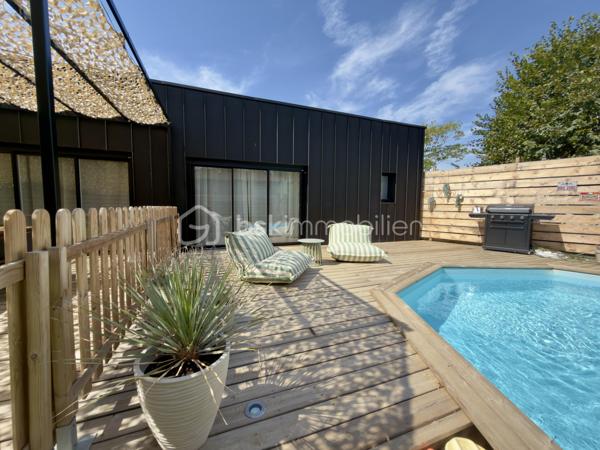 Exclusivité et Prestations Haut de Gamme - Proche centre ville - 5 min à pied du Lycée Notre Dame 
J'ai le plaisir de vous présenter cette somptueuse propriété de 240m² habitables nichée sur une parcelle clôturée de 785m².
Cette maison des années 50 a bénéficié en 2024 d'une spectaculaire extension de 110m² à toits plats, apportant une touche architecturale résolument moderne.
Les prestations intérieures ( de plain-pied 240m² habitables ) :
- Un espace de vie majestueux de plus de 60m², doté d'une grande verrière façon toit cathédrale qui baigne l'espace d'une luminosité exceptionnelle.
- Une cuisine splendide et ultra-équipée, dotée d'un électroménager haut de gamme et d'une très grande table repas intégrée. La décoration intérieure y est extrêmement soignée.
- Un coin bureau dans l'entrée disposant de grands placards intégrés sur mesure et de belle qualité.
- 6 chambres spacieuses dont 2 avec salle d'eau, un nombre idéal pour une famille nombreuse ou recomposée. En fonction de vos besoins, une ou plusieurs chambres peuvent être lieux de sport, de jeux ou de travail.
- Une salle d'eau commune en grande partie composée de travertin, matériau noble.
- Chauffage au gaz de ville dans le coin nuit et climatisation réversible pour un confort thermique optimal.
Les extérieurs :
- Une magnifique terrasse en bois idéale pour des moments partagés
- Sortie terrasse intime pour l'une des chambres
- Une jolie piscine avec un bel espace pour se détendre autour
- Du gazon synthétique de qualité supérieure posé par un professionnel
- Parking pouvant accueillir plusieurs véhicules
Bien rare sur le marché, s'adressant à une clientèle en quête de confort absolu, de volumes et de modernité. Proche du centre ville à pied et de toutes les commodités de Castres.
Ne tardez pas à demander une visite !