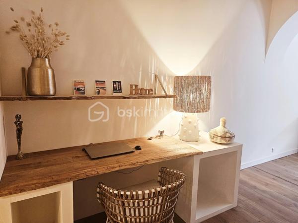 Exclusivité et Prestations Haut de Gamme - Proche centre ville - 5 min à pied du Lycée Notre Dame 
J'ai le plaisir de vous présenter cette somptueuse propriété de 240m² habitables nichée sur une parcelle clôturée de 785m².
Cette maison des années 50 a bénéficié en 2024 d'une spectaculaire extension de 110m² à toits plats, apportant une touche architecturale résolument moderne.
Les prestations intérieures ( de plain-pied 240m² habitables ) :
- Un espace de vie majestueux de plus de 60m², doté d'une grande verrière façon toit cathédrale qui baigne l'espace d'une luminosité exceptionnelle.
- Une cuisine splendide et ultra-équipée, dotée d'un électroménager haut de gamme et d'une très grande table repas intégrée. La décoration intérieure y est extrêmement soignée.
- Un coin bureau dans l'entrée disposant de grands placards intégrés sur mesure et de belle qualité.
- 6 chambres spacieuses dont 2 avec salle d'eau, un nombre idéal pour une famille nombreuse ou recomposée. En fonction de vos besoins, une ou plusieurs chambres peuvent être lieux de sport, de jeux ou de travail.
- Une salle d'eau commune en grande partie composée de travertin, matériau noble.
- Chauffage au gaz de ville dans le coin nuit et climatisation réversible pour un confort thermique optimal.
Les extérieurs :
- Une magnifique terrasse en bois idéale pour des moments partagés
- Sortie terrasse intime pour l'une des chambres
- Une jolie piscine avec un bel espace pour se détendre autour
- Du gazon synthétique de qualité supérieure posé par un professionnel
- Parking pouvant accueillir plusieurs véhicules
Bien rare sur le marché, s'adressant à une clientèle en quête de confort absolu, de volumes et de modernité. Proche du centre ville à pied et de toutes les commodités de Castres.
Ne tardez pas à demander une visite !