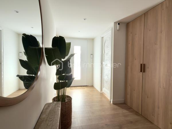Exclusivité et Prestations Haut de Gamme - Proche centre ville - 5 min à pied du Lycée Notre Dame 
J'ai le plaisir de vous présenter cette somptueuse propriété de 240m² habitables nichée sur une parcelle clôturée de 785m².
Cette maison des années 50 a bénéficié en 2024 d'une spectaculaire extension de 110m² à toits plats, apportant une touche architecturale résolument moderne.
Les prestations intérieures ( de plain-pied 240m² habitables ) :
- Un espace de vie majestueux de plus de 60m², doté d'une grande verrière façon toit cathédrale qui baigne l'espace d'une luminosité exceptionnelle.
- Une cuisine splendide et ultra-équipée, dotée d'un électroménager haut de gamme et d'une très grande table repas intégrée. La décoration intérieure y est extrêmement soignée.
- Un coin bureau dans l'entrée disposant de grands placards intégrés sur mesure et de belle qualité.
- 6 chambres spacieuses dont 2 avec salle d'eau, un nombre idéal pour une famille nombreuse ou recomposée. En fonction de vos besoins, une ou plusieurs chambres peuvent être lieux de sport, de jeux ou de travail.
- Une salle d'eau commune en grande partie composée de travertin, matériau noble.
- Chauffage au gaz de ville dans le coin nuit et climatisation réversible pour un confort thermique optimal.
Les extérieurs :
- Une magnifique terrasse en bois idéale pour des moments partagés
- Sortie terrasse intime pour l'une des chambres
- Une jolie piscine avec un bel espace pour se détendre autour
- Du gazon synthétique de qualité supérieure posé par un professionnel
- Parking pouvant accueillir plusieurs véhicules
Bien rare sur le marché, s'adressant à une clientèle en quête de confort absolu, de volumes et de modernité. Proche du centre ville à pied et de toutes les commodités de Castres.
Ne tardez pas à demander une visite !