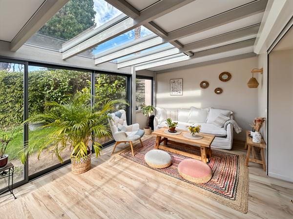 MAISON DE TYPE 5 PIECES DANS DOMAINE AVEC PISCINE ET TENNIS