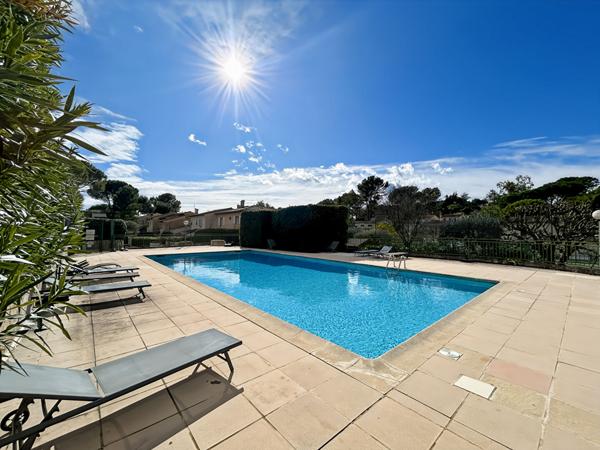 MAISON DE TYPE 5 PIECES DANS DOMAINE AVEC PISCINE ET TENNIS