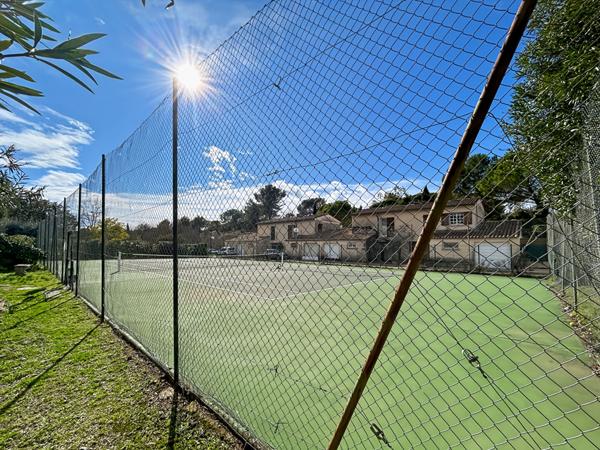 MAISON DE TYPE 5 PIECES DANS DOMAINE AVEC PISCINE ET TENNIS