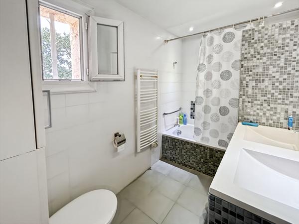 MAISON DE TYPE 5 PIECES DANS DOMAINE AVEC PISCINE ET TENNIS