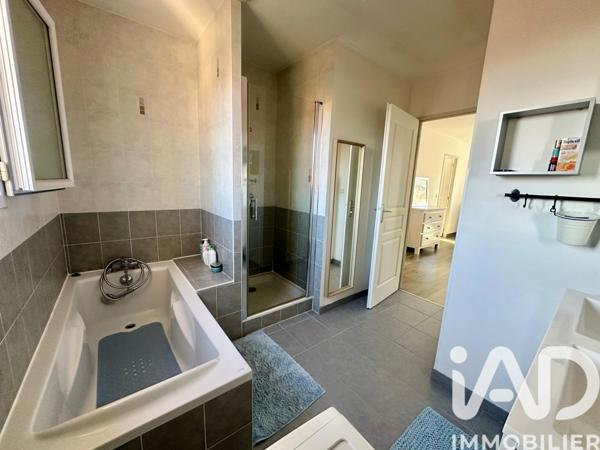 Maison à vendre 5 pièces 121 m² Saint-Étienne-la-Varenne