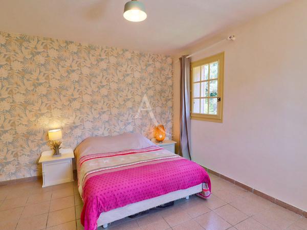 VILLA LUMINEUSE TYPE 5 AU CALME SUR 3612 M2 AVEC OLIVIERS PIERREVERT