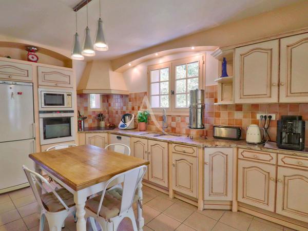 VILLA LUMINEUSE TYPE 5 AU CALME SUR 3612 M2 AVEC OLIVIERS PIERREVERT