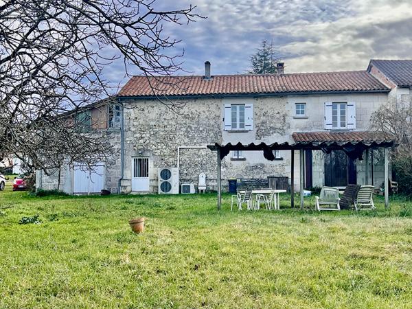 24410 PARCOUL CHENAUD Maison avec un hectare de terrain et partie constructible