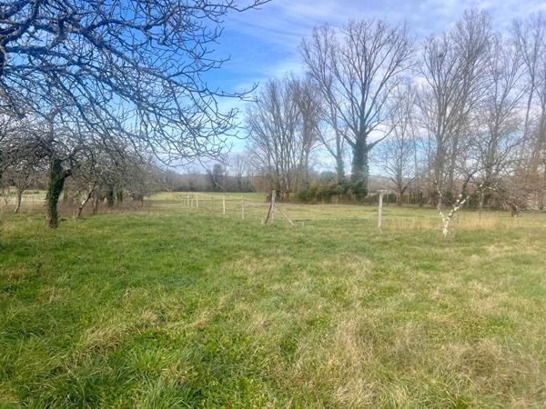 24410 PARCOUL CHENAUD Maison avec un hectare de terrain et partie constructible