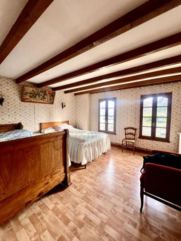 24410 PARCOUL CHENAUD Maison avec un hectare de terrain et partie constructible