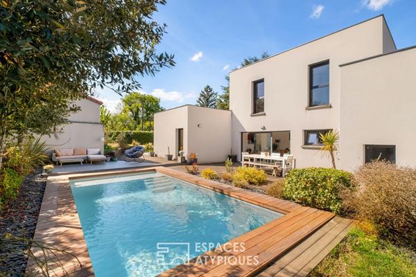Maison contemporaine avec piscine et jardin paysagé au calme