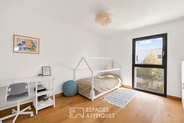 Maison contemporaine avec piscine et jardin paysagé au calme