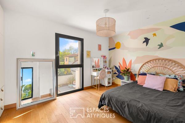 Maison contemporaine avec piscine et jardin paysagé au calme